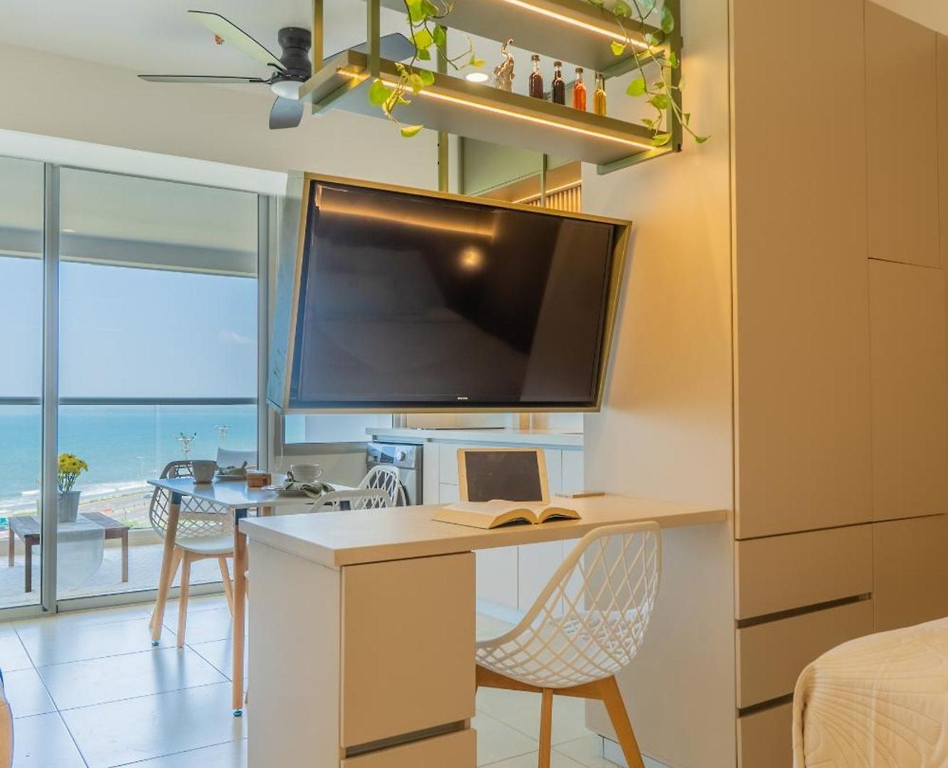 Charming Seafront Loft *